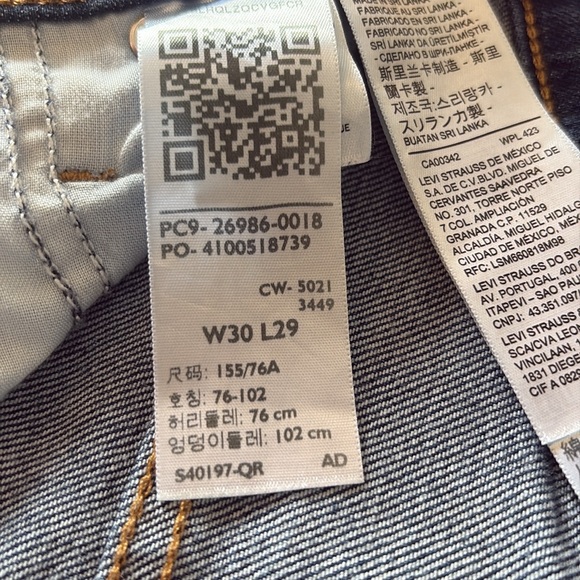 Levi’s High Waisted Mom Jeans Size 30x29 (actual 30x27.5) - Picture 3 of 9